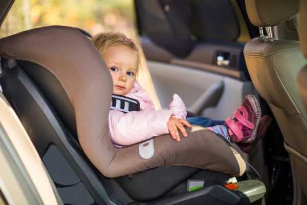 Как крепить детское кресло в автомобиле ремнями безопасности