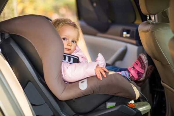 Как закрепить детское кресло в машине ремнем безопасности